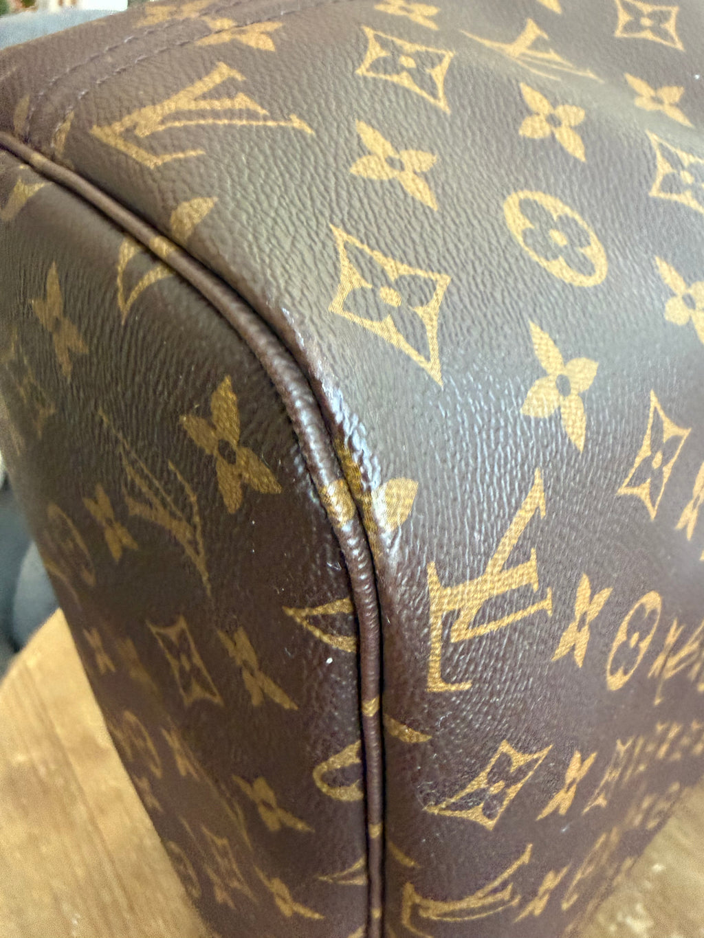 Neverfull MM with Pouch in Monogram with Red Interior