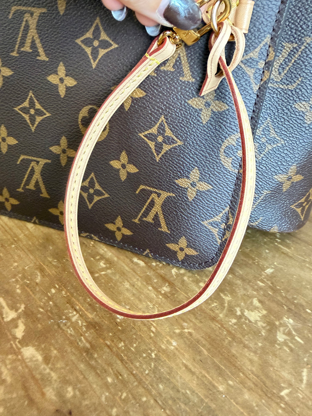 Neverfull MM with Pouch in Monogram with Red Interior