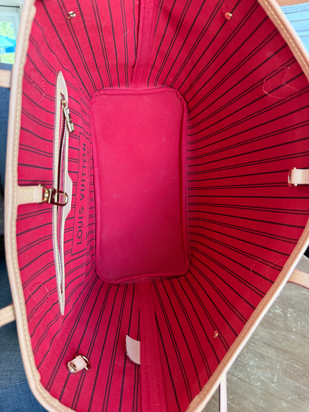 Neverfull MM with Pouch in Monogram with Red Interior