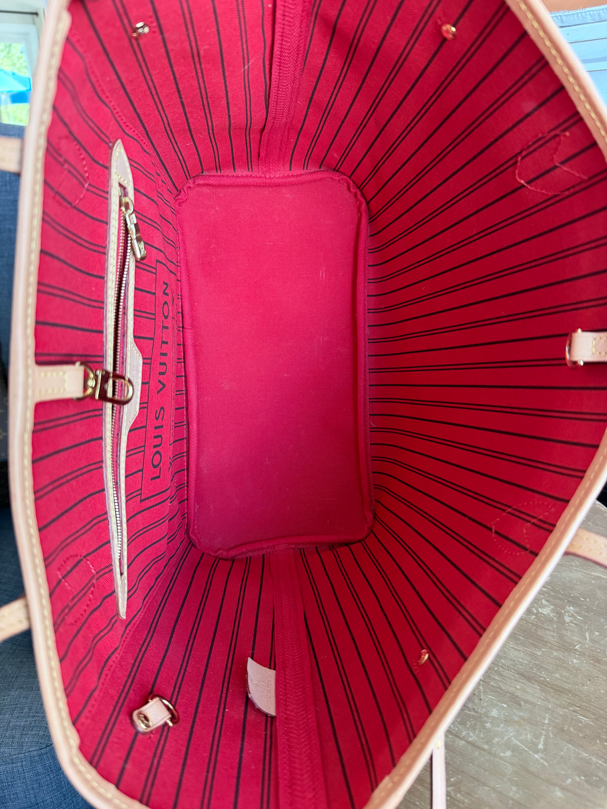 Neverfull MM with Pouch in Monogram with Red Interior