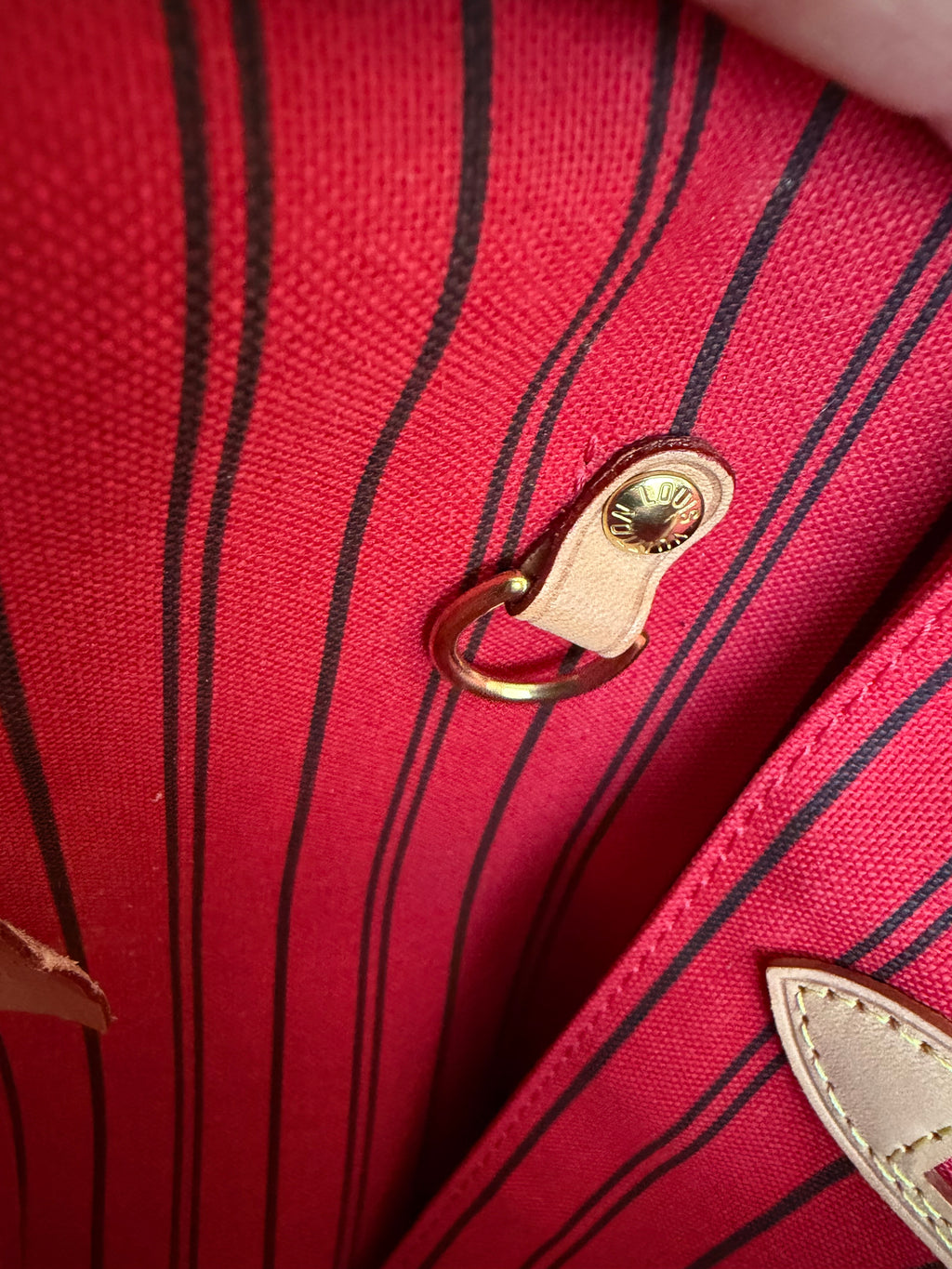 Neverfull MM with Pouch in Monogram with Red Interior