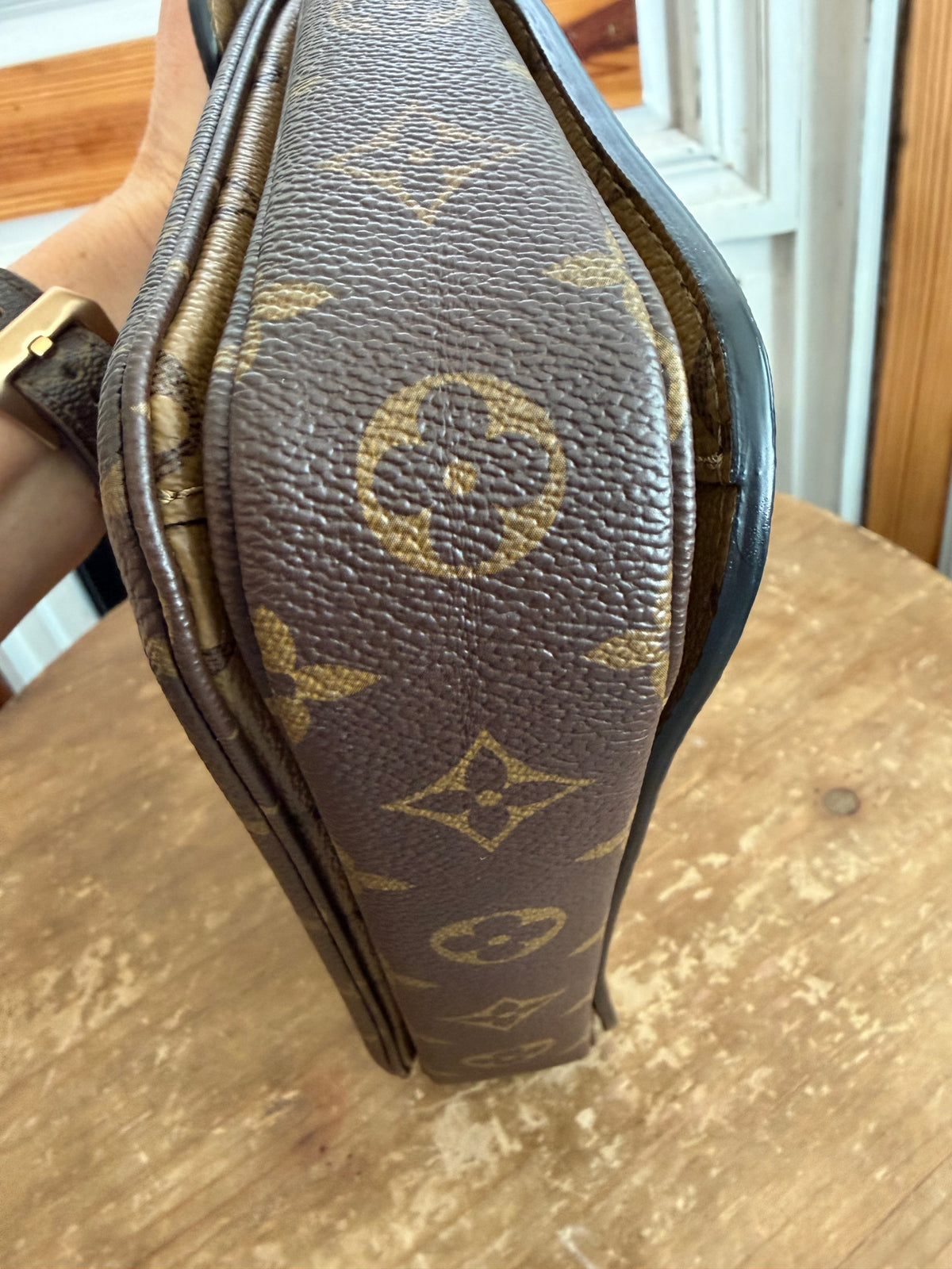Pochette Métis in Reverse Monogram