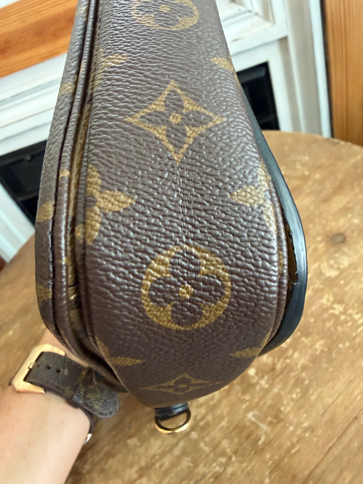 Pochette Métis in Reverse Monogram