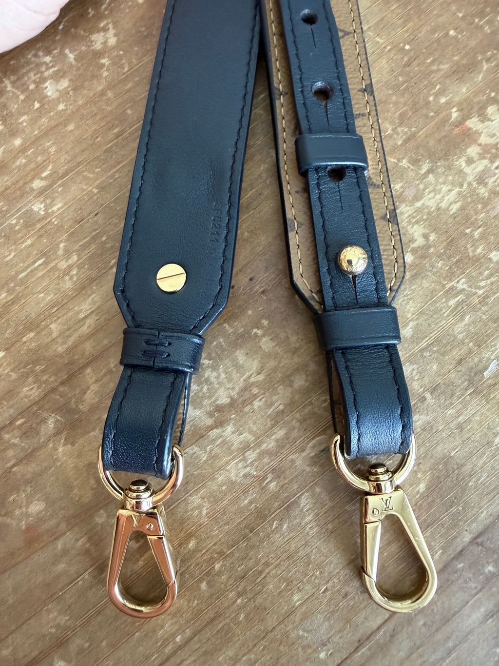 Bandouliere adjustable reverse mono and black leather strap