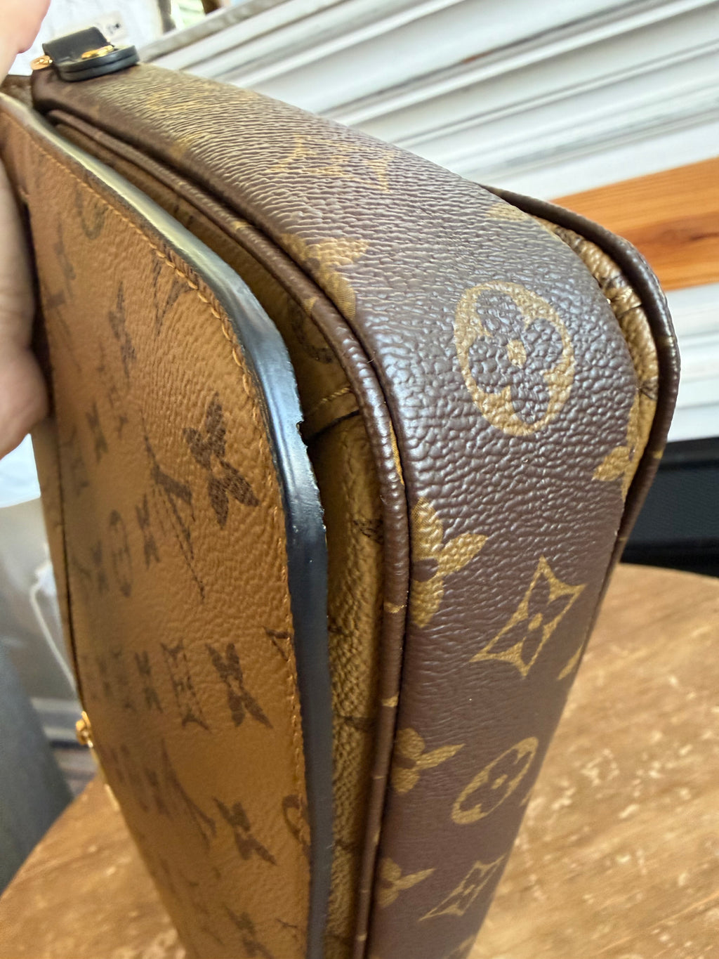 Pochette Métis in Reverse Monogram