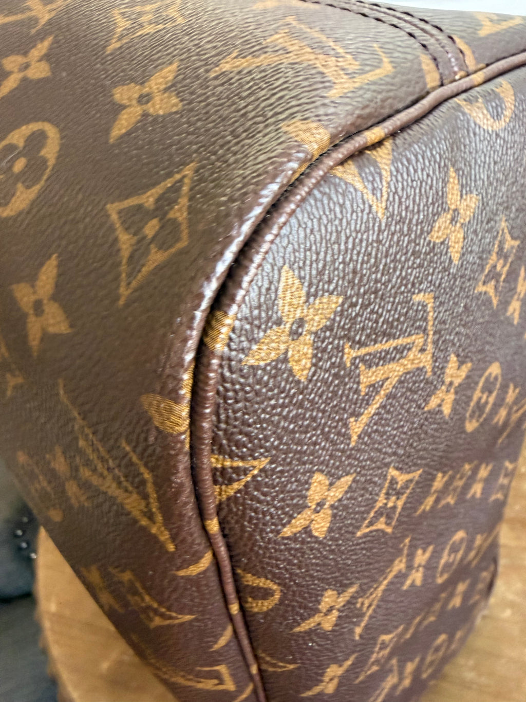 Neverfull MM with Pouch in Monogram with Red Interior