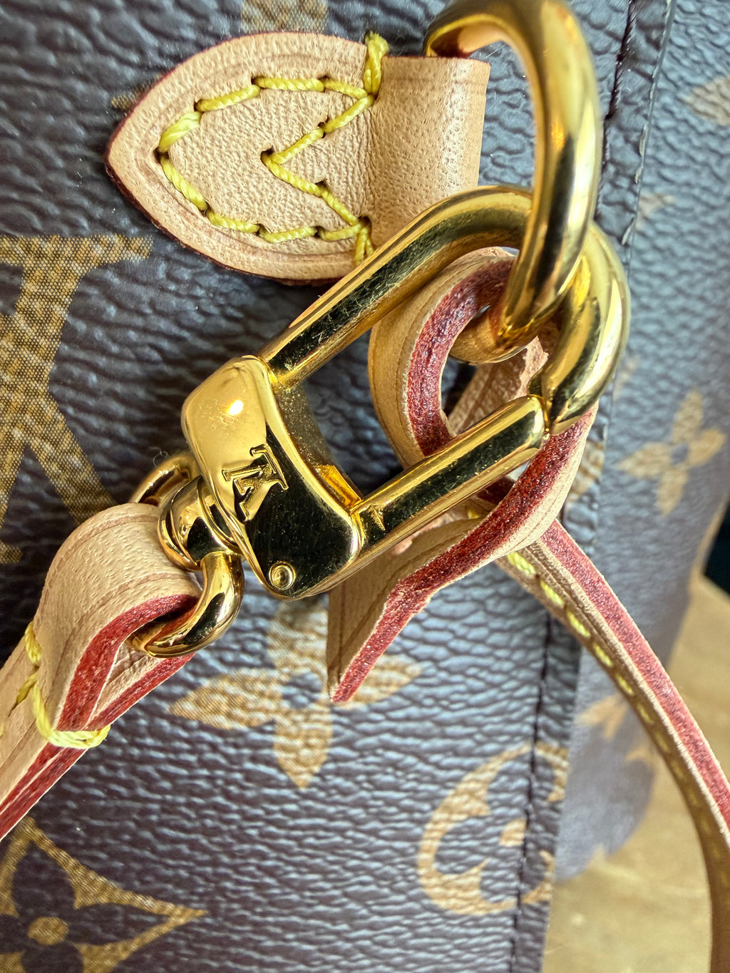 Neverfull MM with Pouch in Monogram with Red Interior