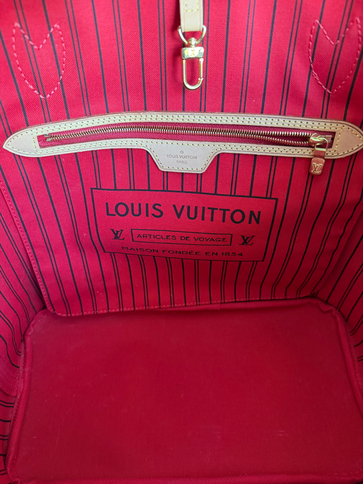 Neverfull MM with Pouch in Monogram with Red Interior