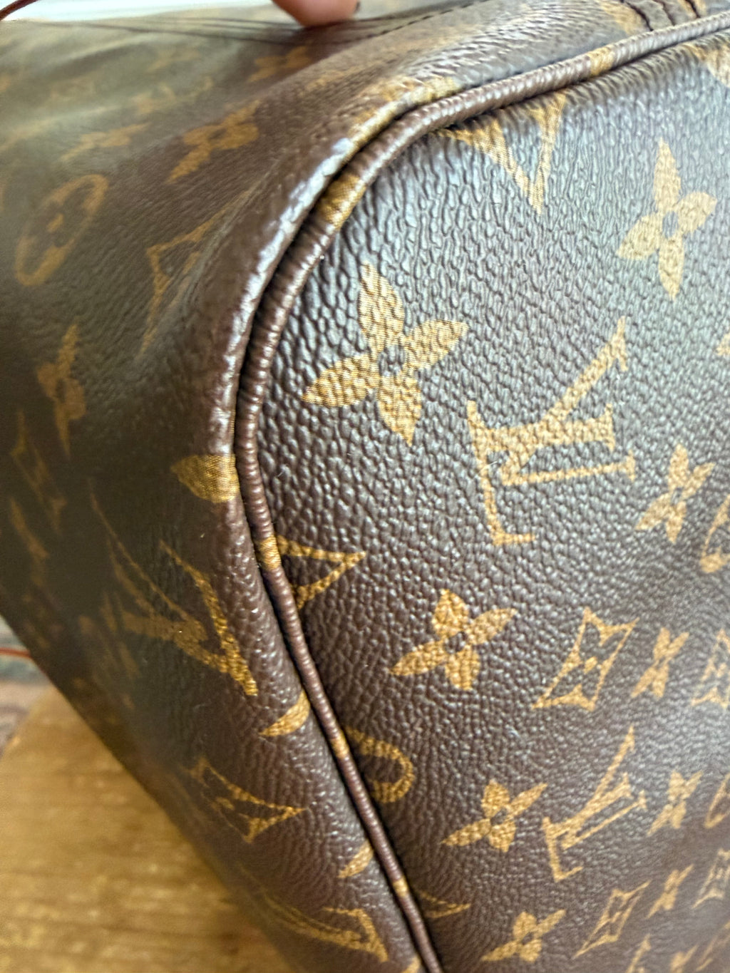 Neverfull MM with Pouch in Monogram with Red Interior