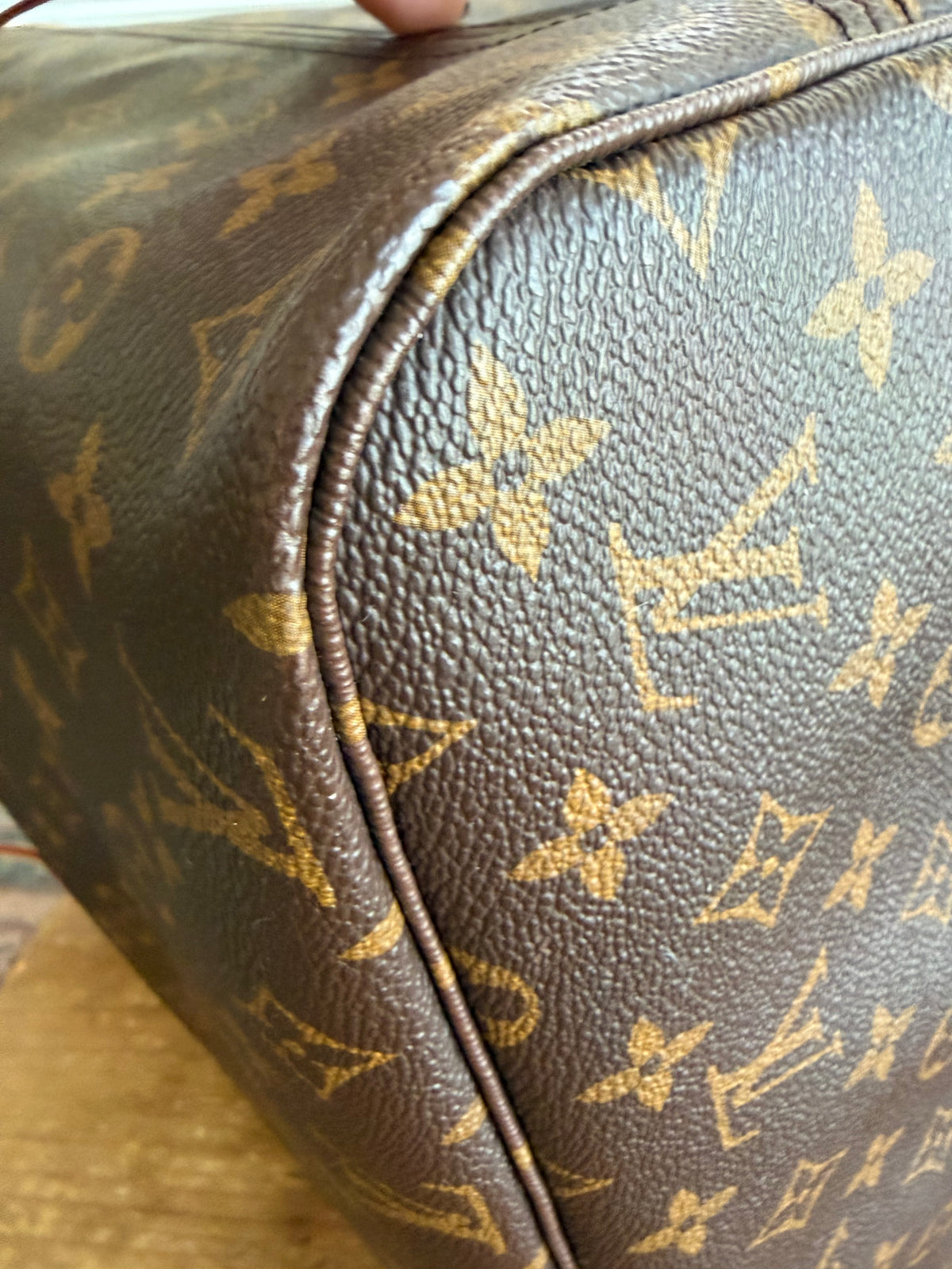 Neverfull MM with Pouch in Monogram with Red Interior
