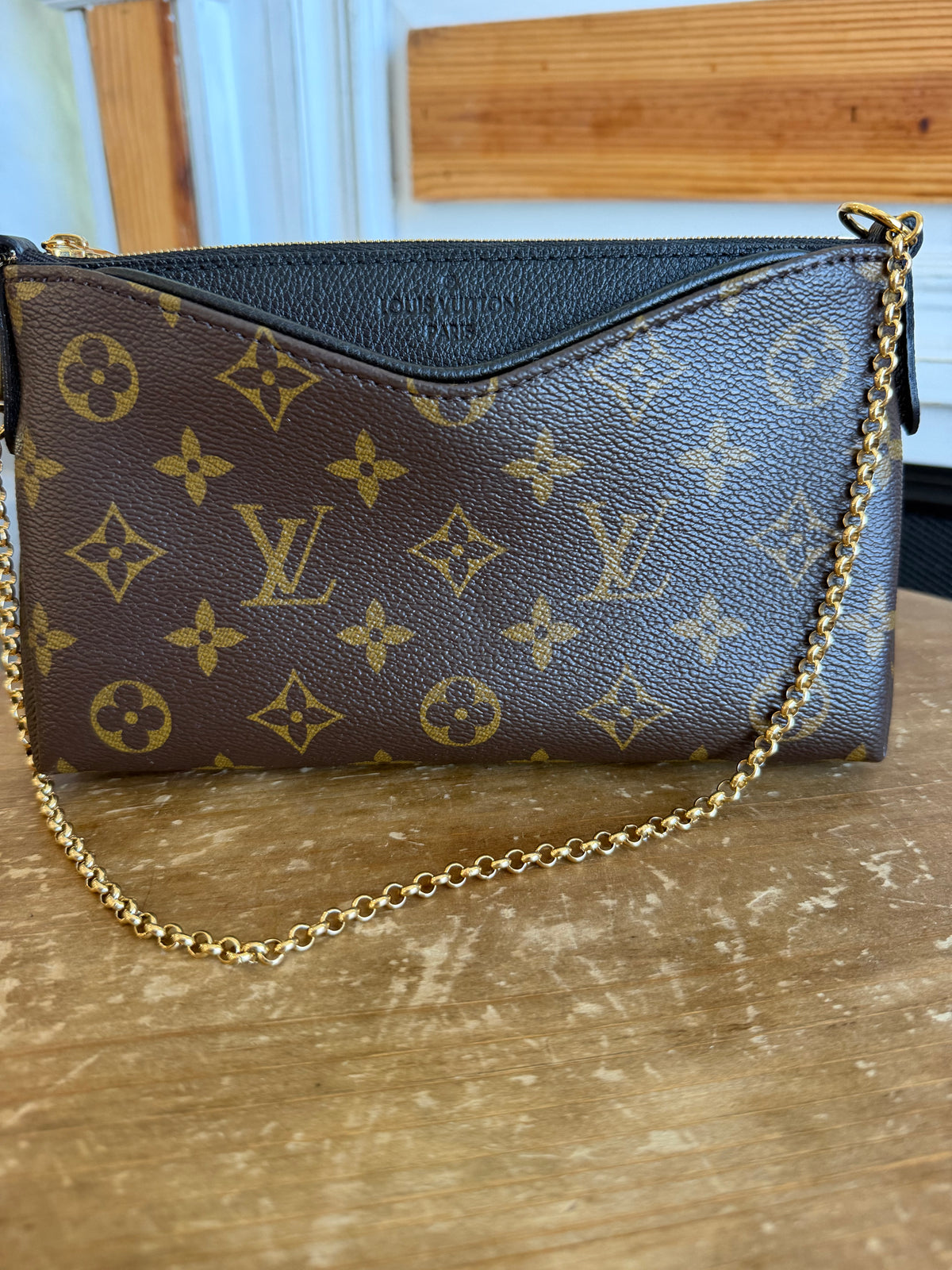 Pallas Clutch in Black