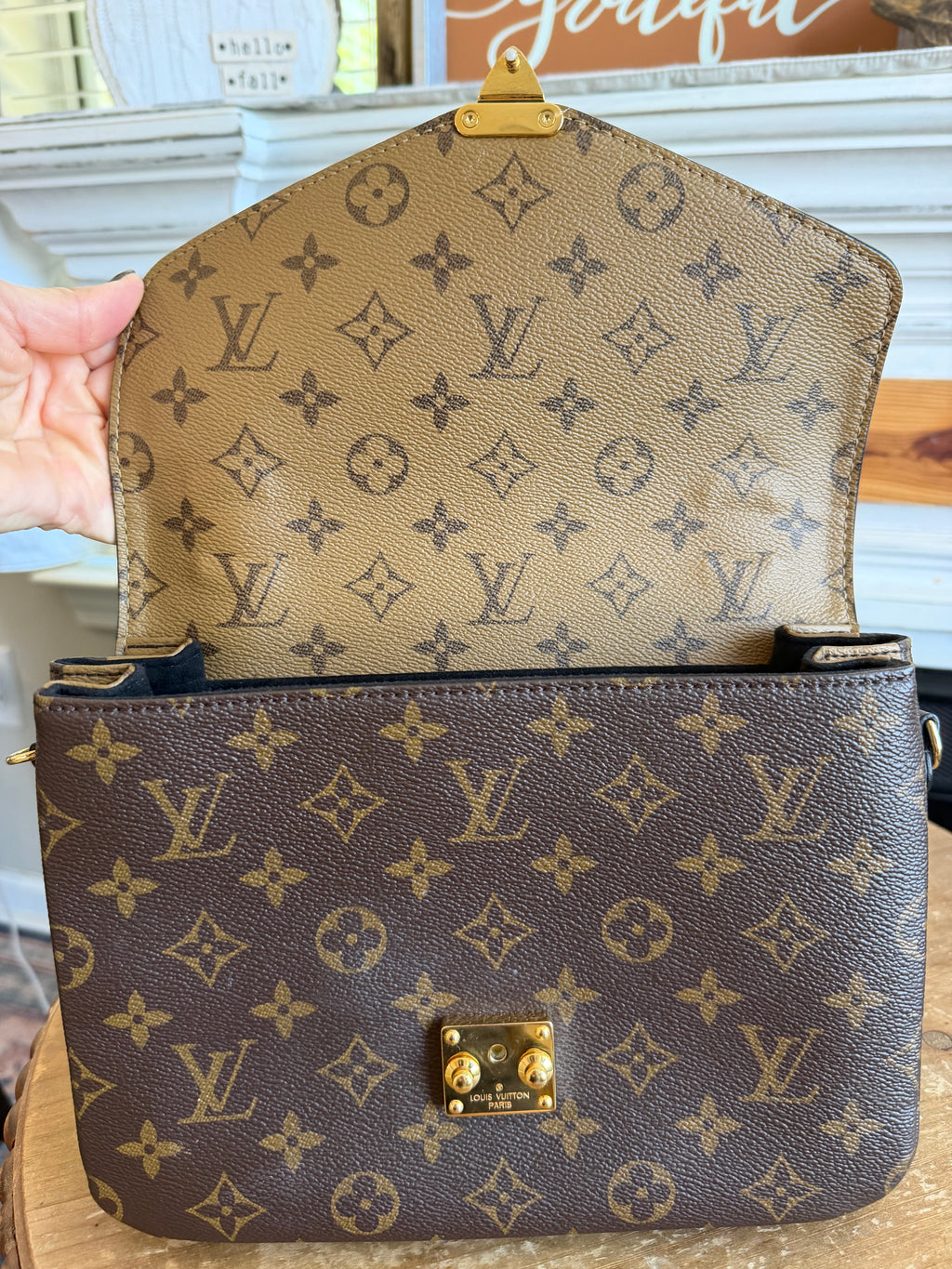 Pochette Métis in Reverse Monogram